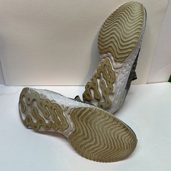 Nike Men's Gray React Phantom Run Flyknit 2 White/black-flash Crimson Sz. 6.5 - Picture 12 of 12